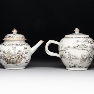 A Chinese gilt-decorated grisaille 'European subject' teapot and a 'flower basket' teapot, Qianlong — photo 3