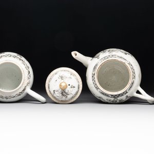 A Chinese gilt-decorated grisaille 'European subject' teapot and a 'flower basket' teapot, Qianlong — photo 6