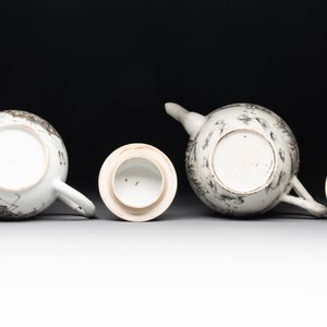A Chinese gilt-decorated grisaille 'European subject' teapot and a 'flower basket' teapot, Qianlong — photo 7