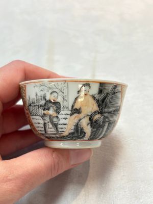 A Chinese gilt-decorated grisaille semi-erotic 'European subject' cup and saucer, Qianlong, ca. 1755 — foto 1