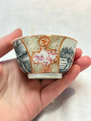 A Chinese gilt-decorated grisaille semi-erotic 'European subject' cup and saucer, Qianlong, ca. 1755 — foto 2