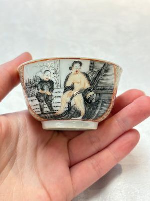 A Chinese gilt-decorated grisaille semi-erotic 'European subject' cup and saucer, Qianlong, ca. 1755 — foto 3