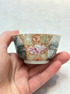 A Chinese gilt-decorated grisaille semi-erotic 'European subject' cup and saucer, Qianlong, ca. 1755 — foto 4