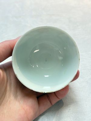 A Chinese gilt-decorated grisaille semi-erotic 'European subject' cup and saucer, Qianlong, ca. 1755 — foto 5