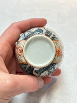 A Chinese gilt-decorated grisaille semi-erotic 'European subject' cup and saucer, Qianlong, ca. 1755 — foto 6