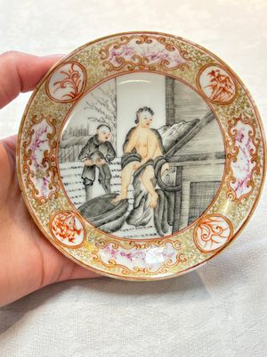 A Chinese gilt-decorated grisaille semi-erotic 'European subject' cup and saucer, Qianlong, ca. 1755 — foto 7