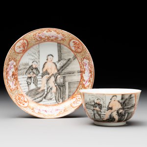 A Chinese gilt-decorated grisaille semi-erotic 'European subject' cup and saucer, Qianlong, ca. 1755 — foto 1