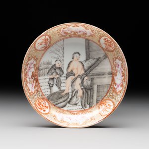 A Chinese gilt-decorated grisaille semi-erotic 'European subject' cup and saucer, Qianlong, ca. 1755 — foto 2