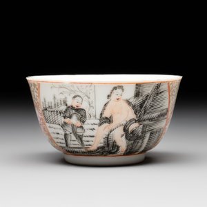 A Chinese gilt-decorated grisaille semi-erotic 'European subject' cup and saucer, Qianlong, ca. 1755 — foto 4