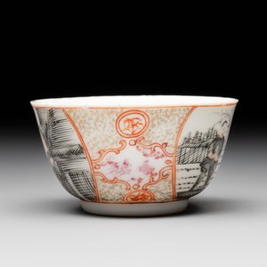 A Chinese gilt-decorated grisaille semi-erotic 'European subject' cup and saucer, Qianlong, ca. 1755 — foto 5