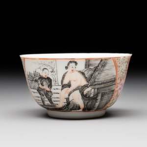 A Chinese gilt-decorated grisaille semi-erotic 'European subject' cup and saucer, Qianlong, ca. 1755 — foto 6