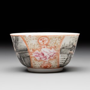 A Chinese gilt-decorated grisaille semi-erotic 'European subject' cup and saucer, Qianlong, ca. 1755 — foto 7