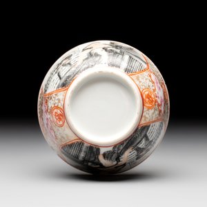A Chinese gilt-decorated grisaille semi-erotic 'European subject' cup and saucer, Qianlong, ca. 1755 — foto 9