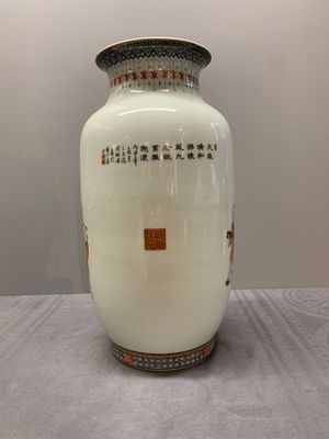 A Chinese gilt-decorated iron-red and grisaille lantern-shaped vase, signed Zhou Xiangpu 周湘浦, Ya Wan Zhen Cang 雅玩珍藏 mark, 20th C — 照片 1