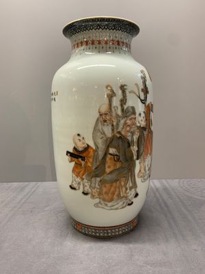 A Chinese gilt-decorated iron-red and grisaille lantern-shaped vase, signed Zhou Xiangpu 周湘浦, Ya Wan Zhen Cang 雅玩珍藏 mark, 20th C — 照片 2