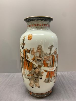 A Chinese gilt-decorated iron-red and grisaille lantern-shaped vase, signed Zhou Xiangpu 周湘浦, Ya Wan Zhen Cang 雅玩珍藏 mark, 20th C — 照片 3