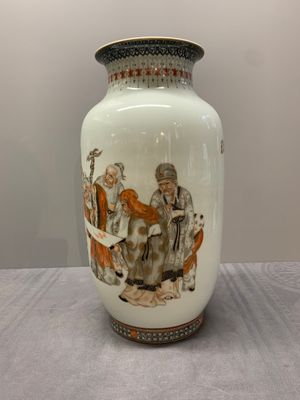 A Chinese gilt-decorated iron-red and grisaille lantern-shaped vase, signed Zhou Xiangpu 周湘浦, Ya Wan Zhen Cang 雅玩珍藏 mark, 20th C — 照片 4