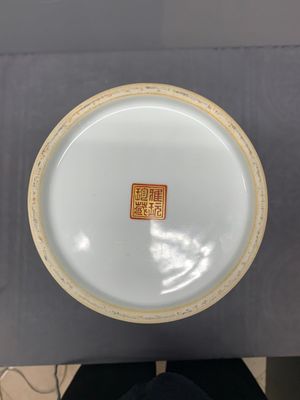 A Chinese gilt-decorated iron-red and grisaille lantern-shaped vase, signed Zhou Xiangpu 周湘浦, Ya Wan Zhen Cang 雅玩珍藏 mark, 20th C — 照片 6