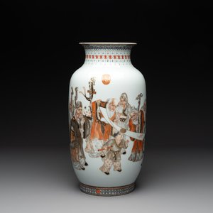 A Chinese gilt-decorated iron-red and grisaille lantern-shaped vase, signed Zhou Xiangpu 周湘浦, Ya Wan Zhen Cang 雅玩珍藏 mark, 20th C — 照片 1