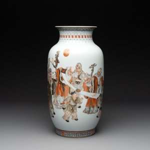 A Chinese gilt-decorated iron-red and grisaille lantern-shaped vase, signed Zhou Xiangpu 周湘浦, Ya Wan Zhen Cang 雅玩珍藏 mark, 20th C — 照片 2