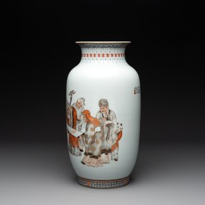 A Chinese gilt-decorated iron-red and grisaille lantern-shaped vase, signed Zhou Xiangpu 周湘浦, Ya Wan Zhen Cang 雅玩珍藏 mark, 20th C — 照片 3