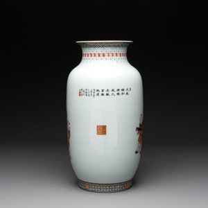 A Chinese gilt-decorated iron-red and grisaille lantern-shaped vase, signed Zhou Xiangpu 周湘浦, Ya Wan Zhen Cang 雅玩珍藏 mark, 20th C — 照片 4
