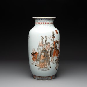 A Chinese gilt-decorated iron-red and grisaille lantern-shaped vase, signed Zhou Xiangpu 周湘浦, Ya Wan Zhen Cang 雅玩珍藏 mark, 20th C — 照片 5