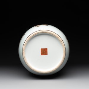 A Chinese gilt-decorated iron-red and grisaille lantern-shaped vase, signed Zhou Xiangpu 周湘浦, Ya Wan Zhen Cang 雅玩珍藏 mark, 20th C — 照片 7