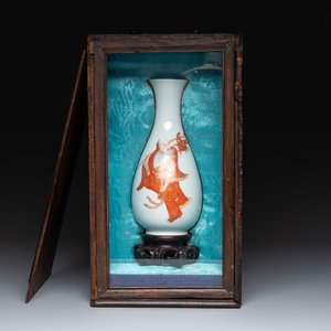 A Chinese gilt-decorated iron-red- and grisaille vase and a fitted box, Hongxian mark, Republic — photo 1