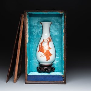 A Chinese gilt-decorated iron-red- and grisaille vase and a fitted box, Hongxian mark, Republic — photo 2