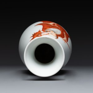 A Chinese gilt-decorated iron-red- and grisaille vase and a fitted box, Hongxian mark, Republic — photo 7