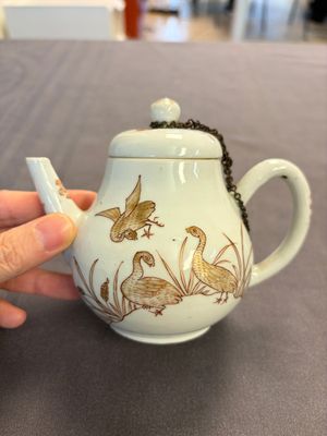 A Chinese gilt-decorated iron-red 'Fei Ming Su Shi 飛鳴宿食' teapot and cover, Qianlong — 照片 1