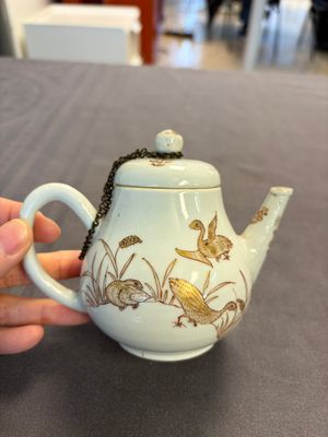 A Chinese gilt-decorated iron-red 'Fei Ming Su Shi 飛鳴宿食' teapot and cover, Qianlong — 照片 3