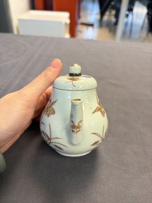 A Chinese gilt-decorated iron-red 'Fei Ming Su Shi 飛鳴宿食' teapot and cover, Qianlong — 照片 4