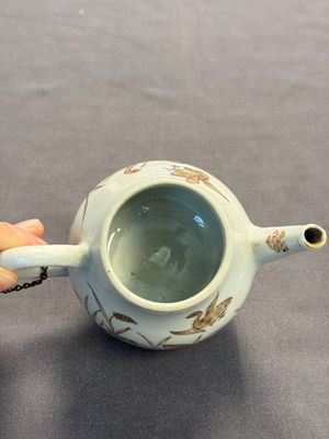A Chinese gilt-decorated iron-red 'Fei Ming Su Shi 飛鳴宿食' teapot and cover, Qianlong — 照片 7