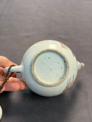 A Chinese gilt-decorated iron-red 'Fei Ming Su Shi 飛鳴宿食' teapot and cover, Qianlong — 照片 8