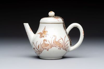 A Chinese gilt-decorated iron-red 'Fei Ming Su Shi 飛鳴宿食' teapot and cover, Qianlong