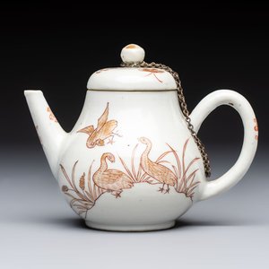 A Chinese gilt-decorated iron-red 'Fei Ming Su Shi 飛鳴宿食' teapot and cover, Qianlong — 照片 1