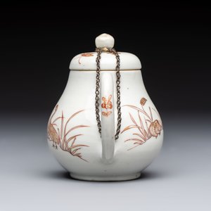 A Chinese gilt-decorated iron-red 'Fei Ming Su Shi 飛鳴宿食' teapot and cover, Qianlong — 照片 2
