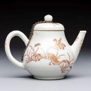 A Chinese gilt-decorated iron-red 'Fei Ming Su Shi 飛鳴宿食' teapot and cover, Qianlong — 照片 3