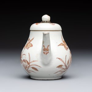 A Chinese gilt-decorated iron-red 'Fei Ming Su Shi 飛鳴宿食' teapot and cover, Qianlong — 照片 4