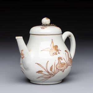 A Chinese gilt-decorated iron-red 'Fei Ming Su Shi 飛鳴宿食' teapot and cover, Qianlong — 照片 5