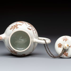 A Chinese gilt-decorated iron-red 'Fei Ming Su Shi 飛鳴宿食' teapot and cover, Qianlong — 照片 6