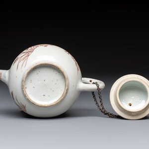 A Chinese gilt-decorated iron-red 'Fei Ming Su Shi 飛鳴宿食' teapot and cover, Qianlong — 照片 7