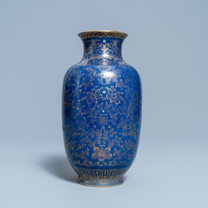 A Chinese gilt-decorated monochrome blue vase, Qianlong mark, Republic — 照片 2
