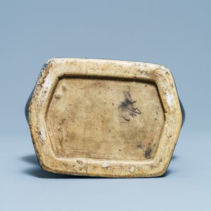 A Chinese gilt-decorated monochrome blue vase, Qianlong — 照片 7