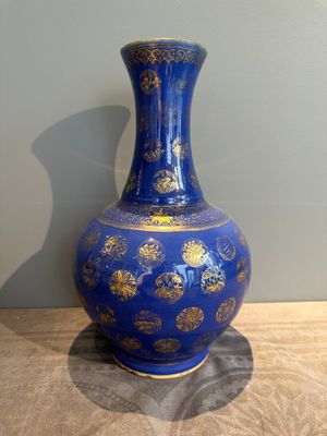 A Chinese gilt-decorated powder blue bottle vase, Guangxu mark and of the period — photo 4