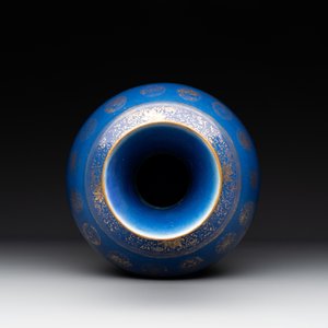 A Chinese gilt-decorated powder blue bottle vase, Guangxu mark and of the period — photo 4