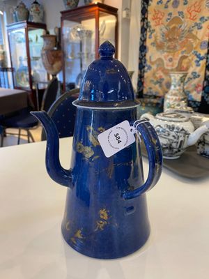 A Chinese gilt-decorated powder-blue coffeepot and cover, Kangxi — 照片 1