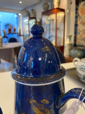 A Chinese gilt-decorated powder-blue coffeepot and cover, Kangxi — 照片 4